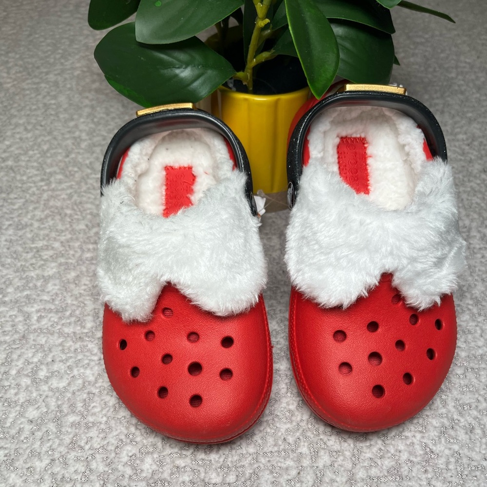 NWT Crocs Kids C9 Classic Lined Holiday Santa Clog Red Buckle Back Strap